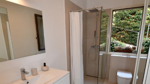 Bathroom 2 (Ensuite to Bed 2)